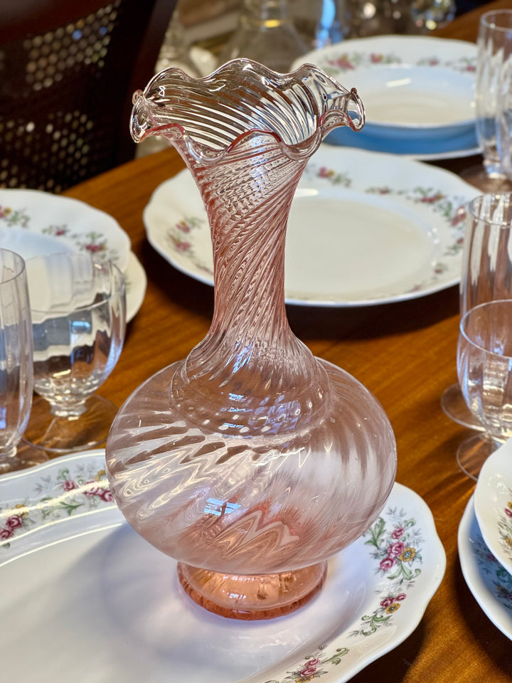 Vaso vintage in vetro rosa con spirale e bordo a fazzoletto