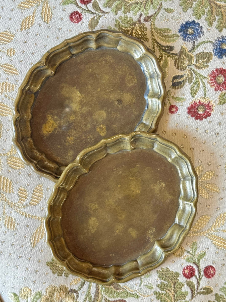 Coppia di piccoli vassoi ovali in ottone massiccio con bordo ondulato e patina vintage.