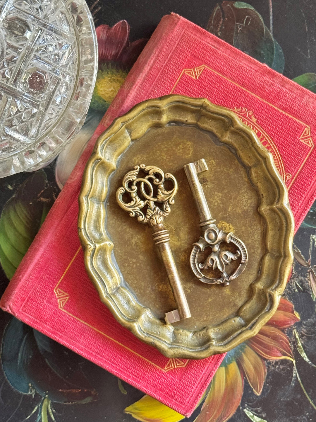 Vassoietti vintage in ottone massiccio con bordo sagomato