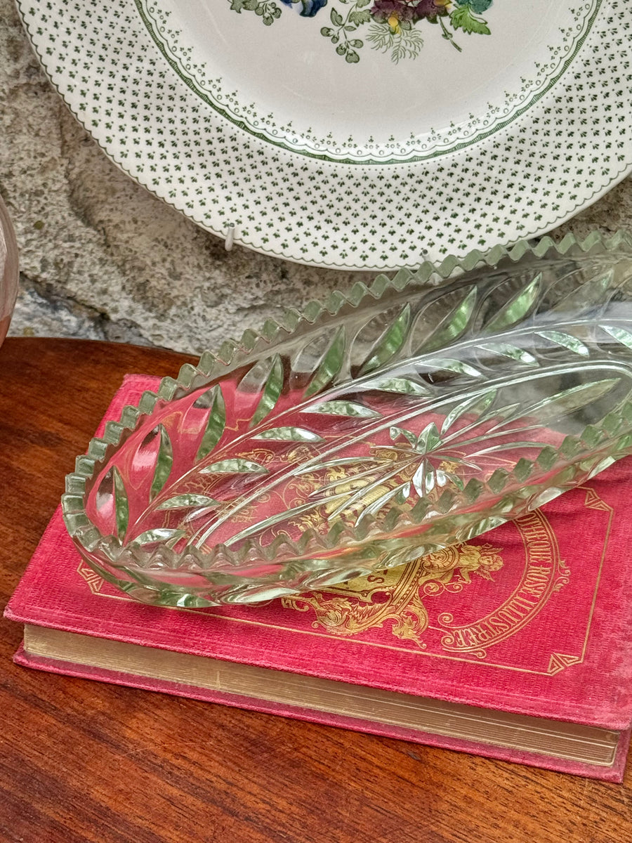 Vassoietto ovale vintage in vetro verde trasparente con decoro floreale e bordo dentellato