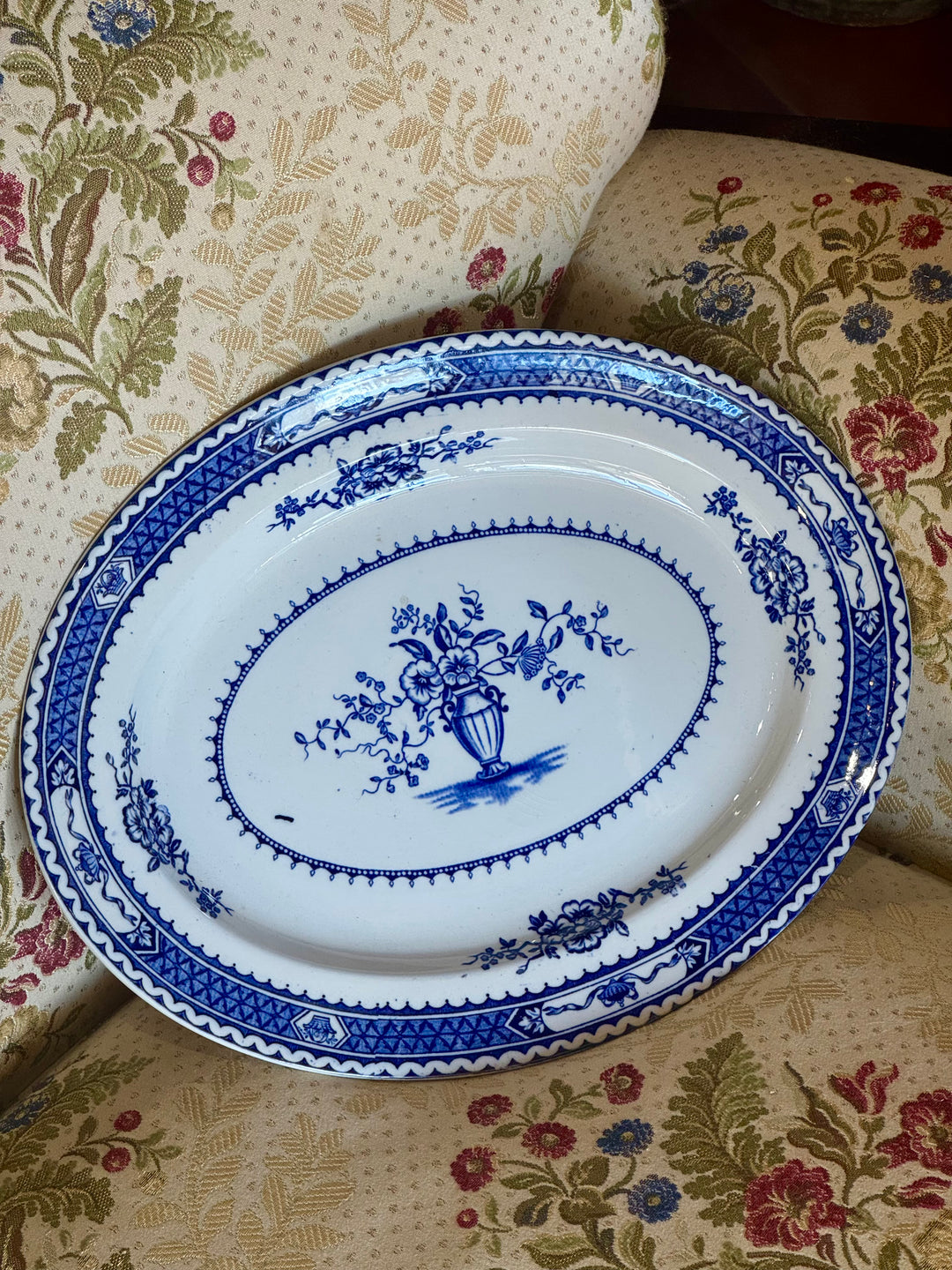 Vassoio ovale Wood and Sons Warwick in ceramica inglese blu e bianca con decoro floreale