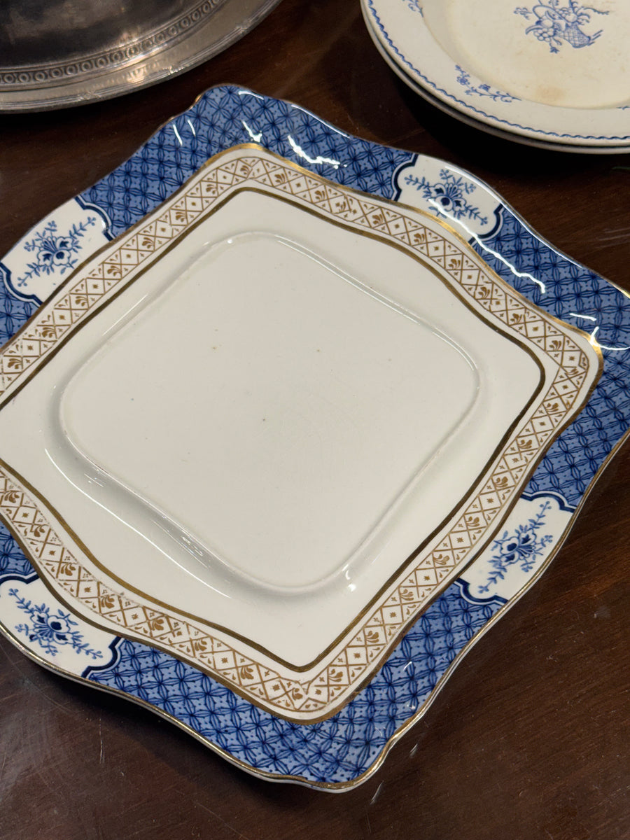 Vassoio Wood & Sons Yuan in porcellana inglese con bordo blu geometrico e dettagli in oro