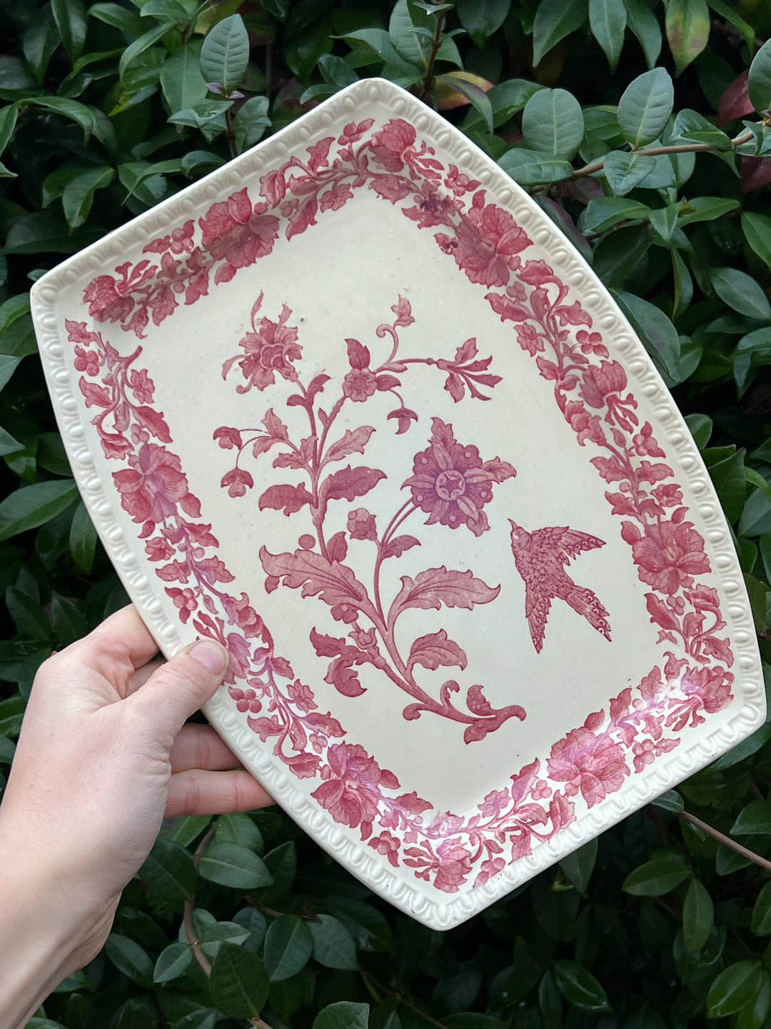 Elegante vassoio in ceramica firmato Copeland, decorato con un raffinato motivo floreale e arricchito da un bordo in filigrana. L'immagine centrale presenta un uccello in volo tra i fiori, che dona leggerezza e raffinatezza all'oggetto.Un oggetto ideale per decorare o servire con stile, perfetto per collezionisti e amanti del vintage.

Misure 29x21 cm