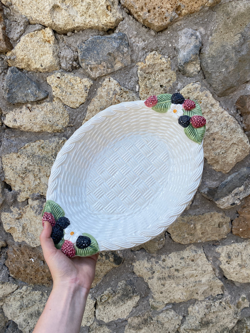 Vassoio in ceramica a cestino con decoro more sui manici decorato a mano. Realizzato a Bassano Italia  Misure 39x26x7h cm
