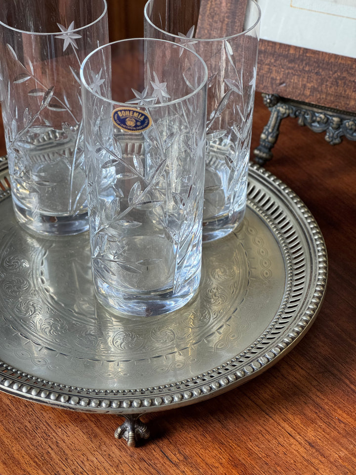 Vassoio da portata vintage in silverplate Atkin Brothers con bordo traforato e piedini decorativi