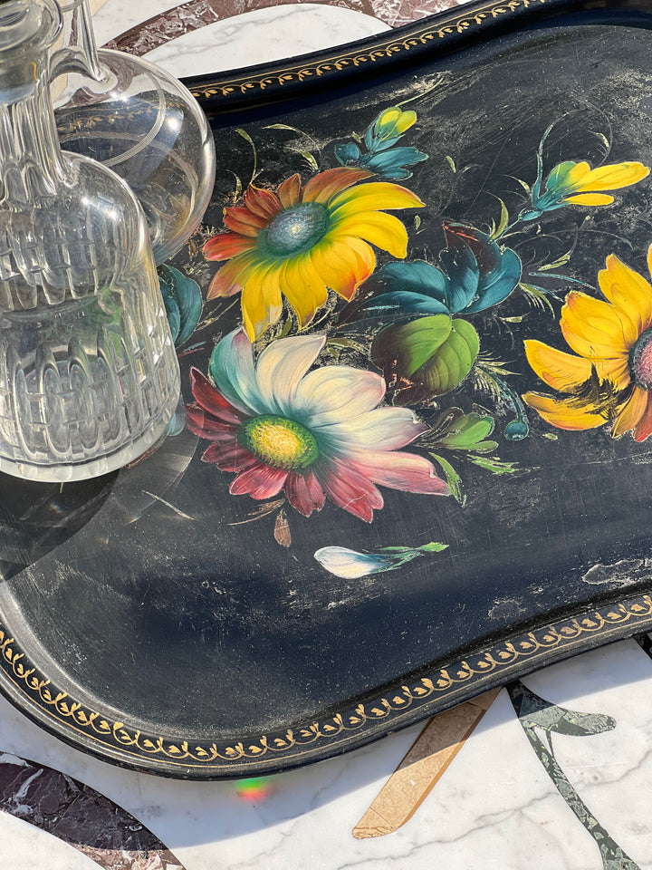 Vassoio decorativo russo nero in metallo dipinto a mano con motivi floreali colorati