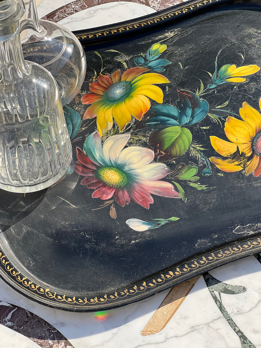 Vassoio decorativo russo nero in metallo dipinto a mano con motivi floreali colorati