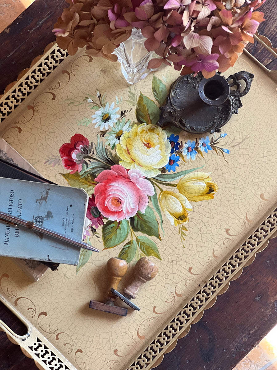 Vassoio in metallo vintage con fiori dipinti a mano e bordo traforato
