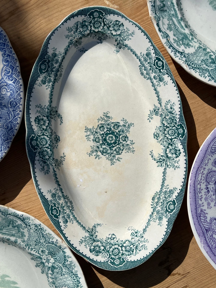 Delizioso Vassoio ovale in ceramica svedese Rorstrand, impreziosito da un intricato decoro floreale a transfer denominato Flora. Perfetto per servire con eleganza, distinguendosi per il suo design dettagliato che cattura lo sguardo e arricchisce ogni tavola.&nbsp;

Misure 17x28 cm