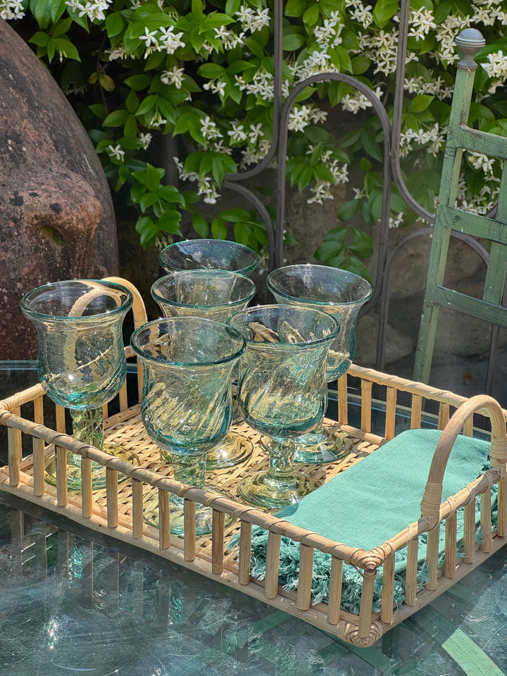 Vassoio rettangolare in rattan naturale intrecciato con due manici arcuati in stile vintage.