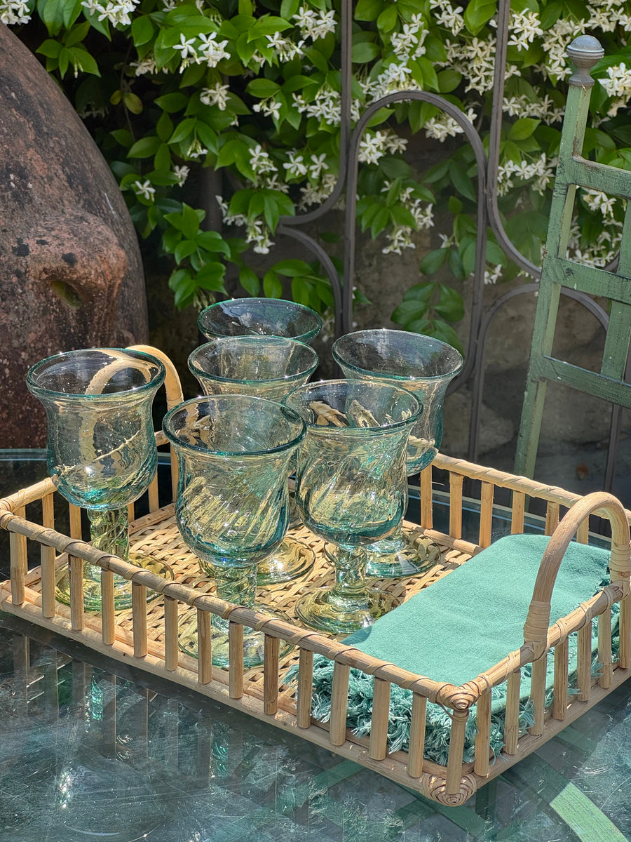 Vassoio rettangolare in rattan naturale intrecciato con due manici arcuati in stile vintage.