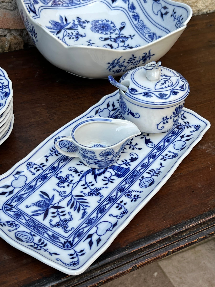 Vassoio rettangolare in porcellana bianca con decoro blu "Zwiebelmuster" conosciuto anche come "Blue Onion". Ideale per servire pietanze ed abbellire la tavola.

Misure 33x16 cm