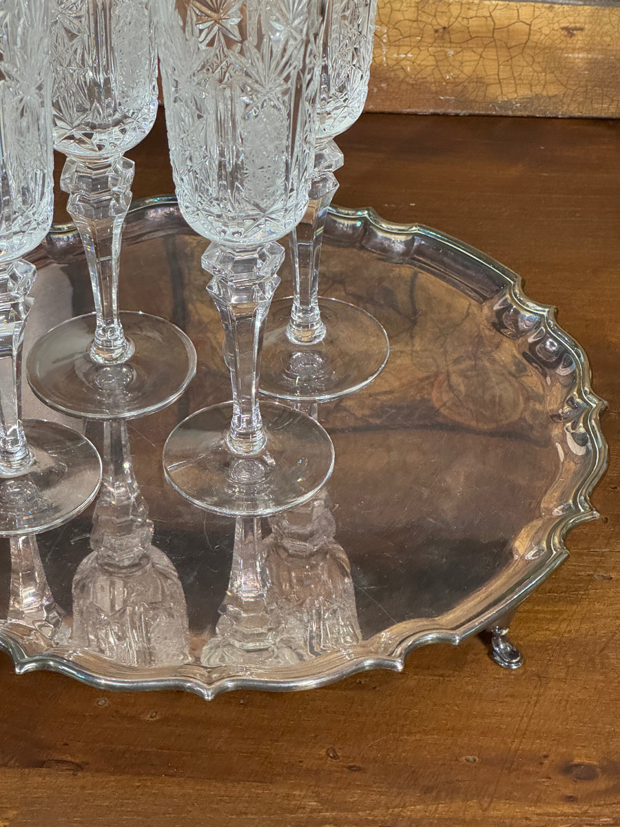 Vassoio rialzato vintage in metallo silverplated con bordo sagomato e piedini decorativi