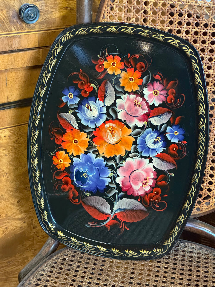 Vassoio russo vintage in metallo laccato nero con decorazione floreale dipinta a mano e bordo dorato