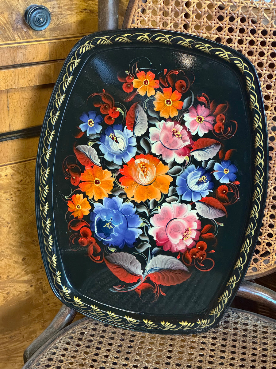 Vassoio russo vintage in metallo laccato nero con decorazione floreale dipinta a mano e bordo dorato