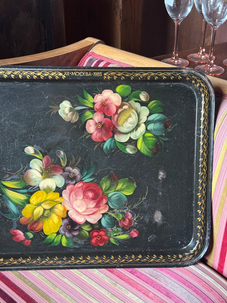 Vassoio russo vintage Mosca 1985 con fiori dipinti su fondo nero