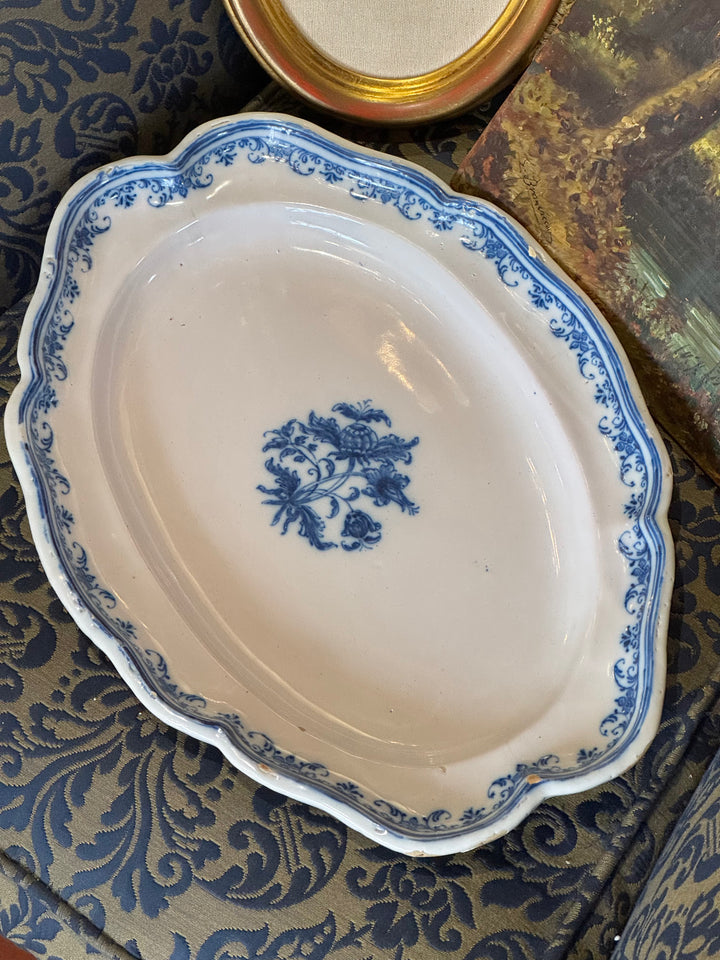 Vassoio vintage in ceramica bianca con decoro floreale blu