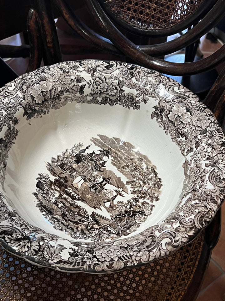 Splendido Catino in ceramica inglese con decoro d'ispirazione orientale. La scena rappresenta un paesaggio bucolico con dettagli raffinati. Anticamente utilizzato insieme alla brocca per la cura personale e l'igiene quotidiana.

Oggi può essere usato come centrotavola o pezzo decorativo, in grado di aggiungere un tocco di fascino storico all'ambiente.

Diametro 35 cm Altezza 12 cm