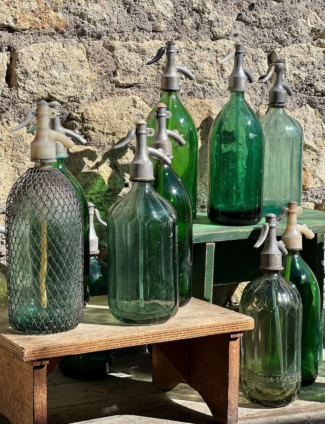 Dai un tocco di carattere al tuo arredamento con questo sifone seltz vintage in vetro verde.&nbsp;

Presenta finitura naturale, con qualche piccola sbeccatura e graffio. All'interno è presente del liquido poiché, essendo chiusi a pressione, è difficile aprirli sera compromettere l'integrità.