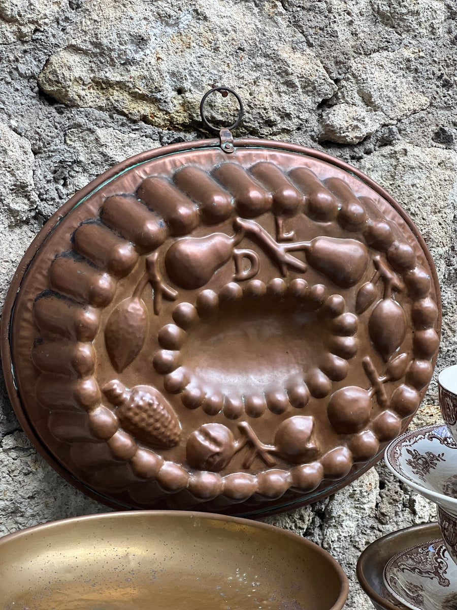 Vecchio Stampo per dolci realizzata in rame con decorazione frutta sulla parte frontale e stagnata all'interno.

Ideale da utilizzare come elemento decorativo appeso all'interno della cucina.&nbsp;

Misure 34x30x7h cm