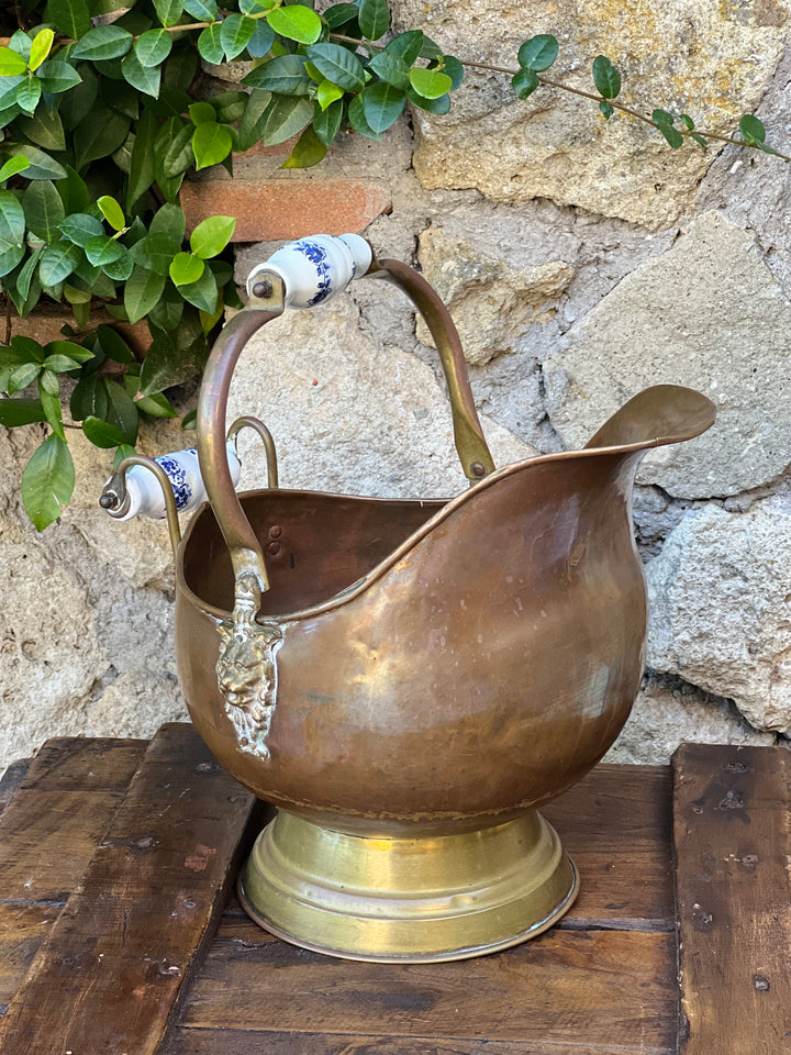 Versatoio vintage in rame con manici in porcellana decorata e dettagli in ottone