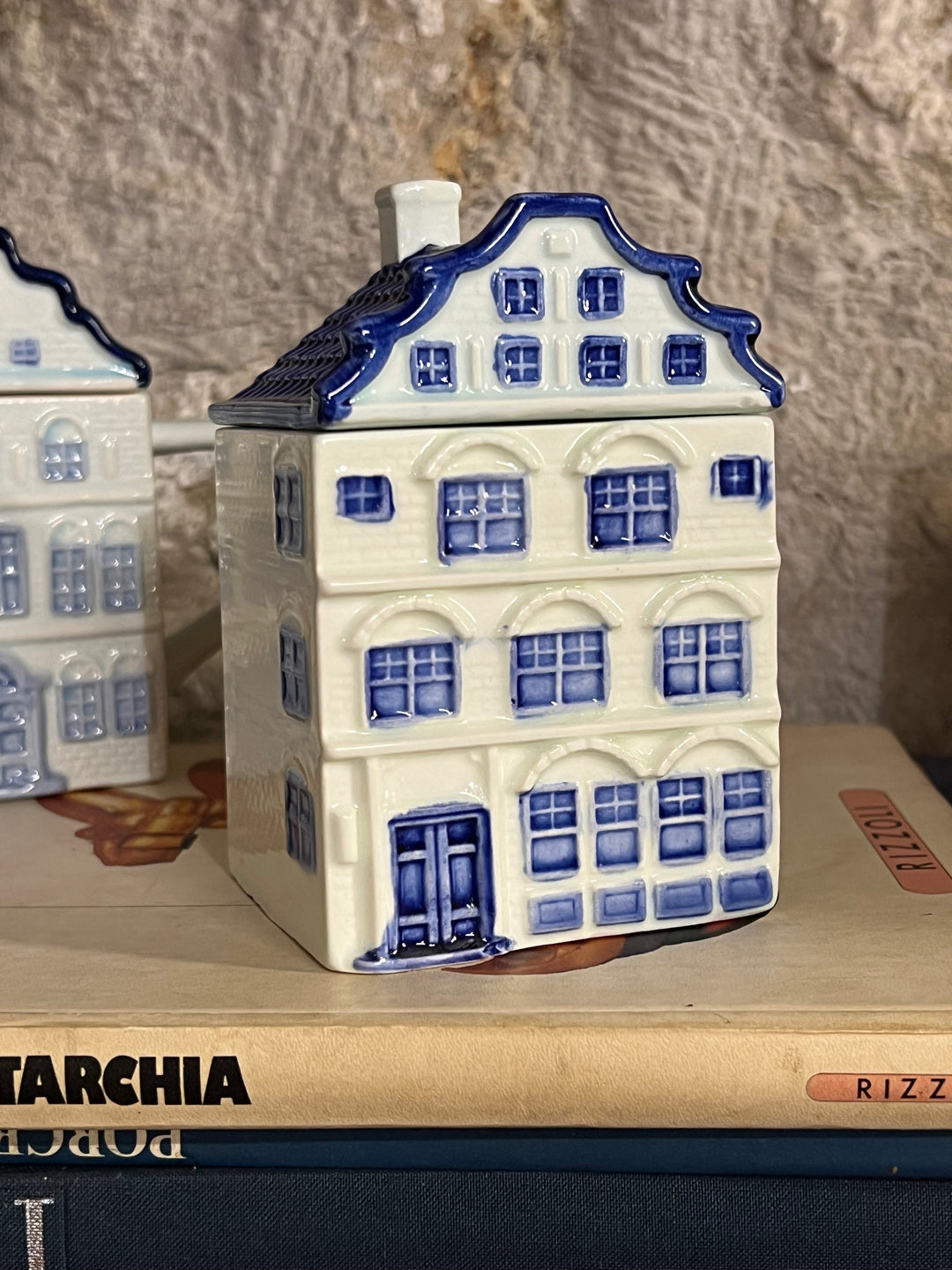 Zuccheriera in ceramica a forma di casa olandese dipinta a mano stile Delfts Blauw