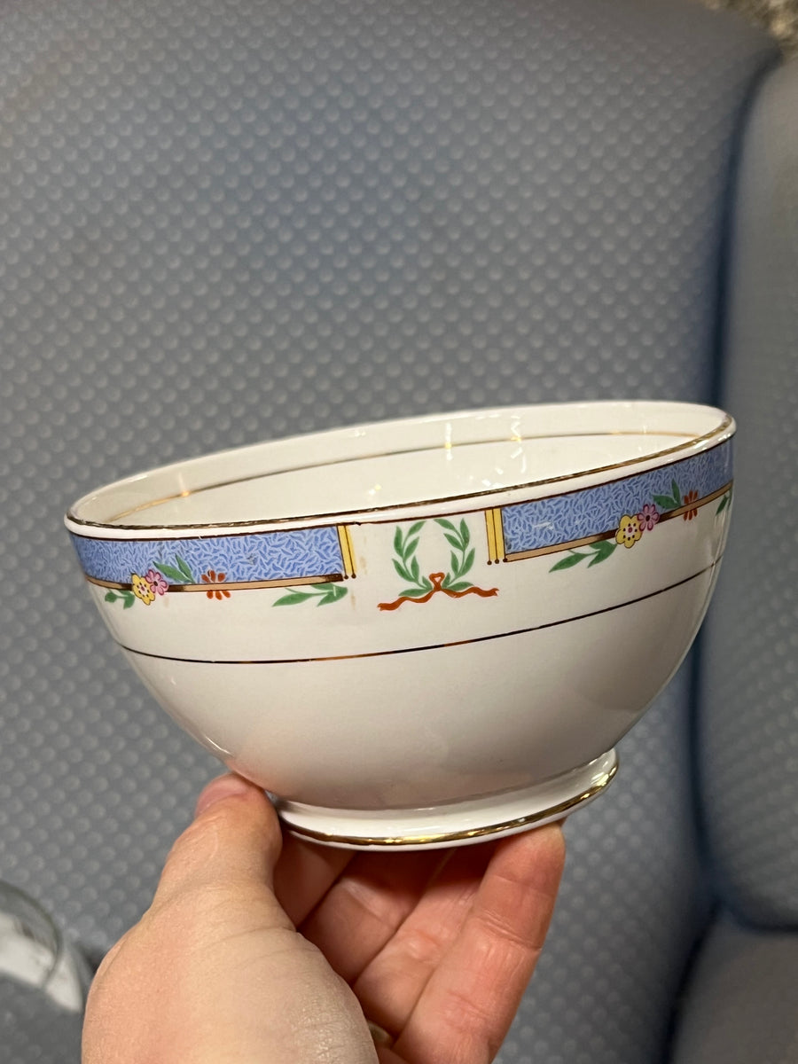 Elegante zuccheriera della prestigiosa manifattura Royal Albert con decoro "Orient". caratterizzato da delicati motivi floreali con dettagli in oro.&nbsp;

Un pezzo ideale per completare un servizio da tè o per arricchire una collezione di porcellane vintage.

Diametro 12,5 cm Altezza 6,5 cm&nbsp;