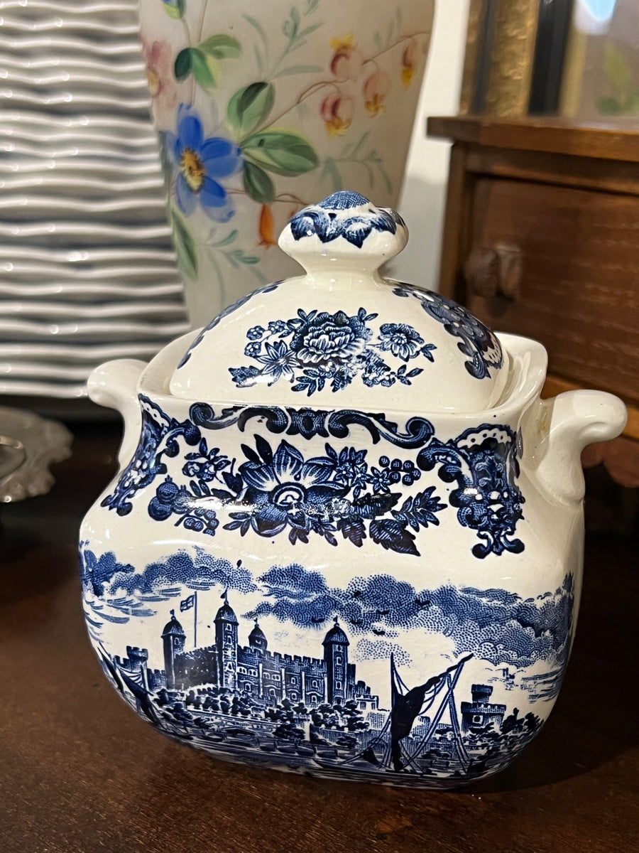 Zuccheriera Enoch Wedgwood con delizioso decoro "Royal home of Britain".&nbsp;

Questo pezzo non solo è funzionale, ma serve anche come magnifico pezzo decorativo. L'arte dettagliata e il design classico la rendono l'ideale per occasioni speciali o come regalo prezioso per gli amanti dell'antiquariato e della porcellana di qualità.

Misure 8,5x11x11,5 cm