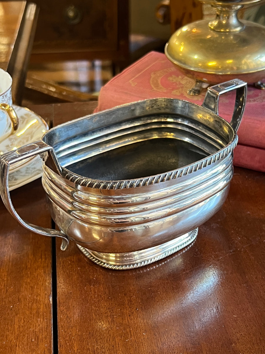 Zuccheriera vintage in silverplated con doppio manico e bordo perlinato