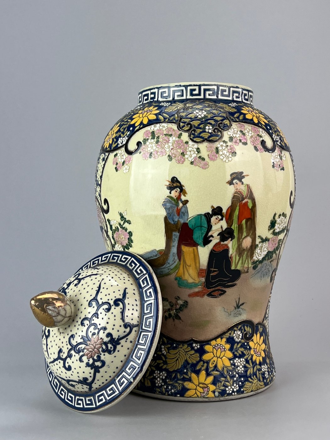 Potiche in ceramica cinese con geisha decoro floreale