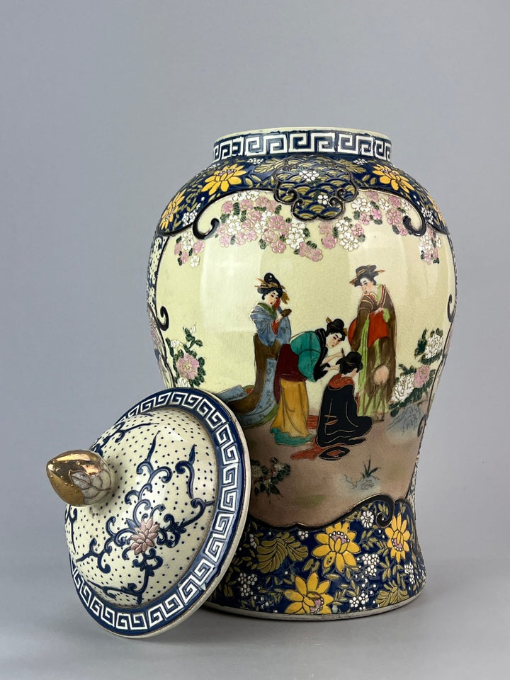 Potiche in ceramica cinese con geisha decoro floreale