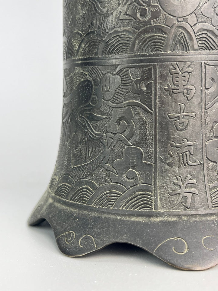 Campana cinese in bronzo con iscrizioni e decori a rilievo XX secolo