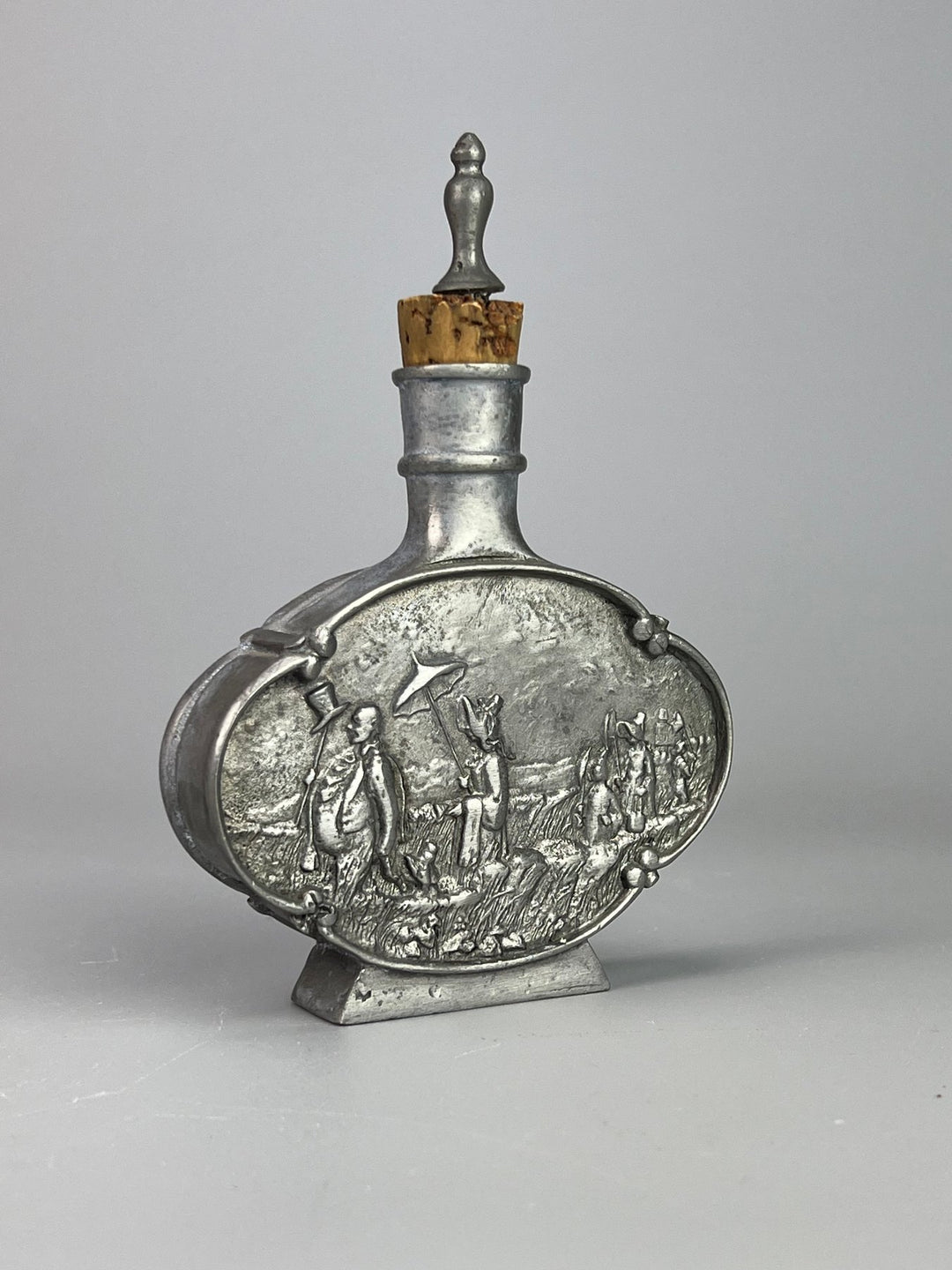 Fiaschetta in peltro decorato – Scena contadina