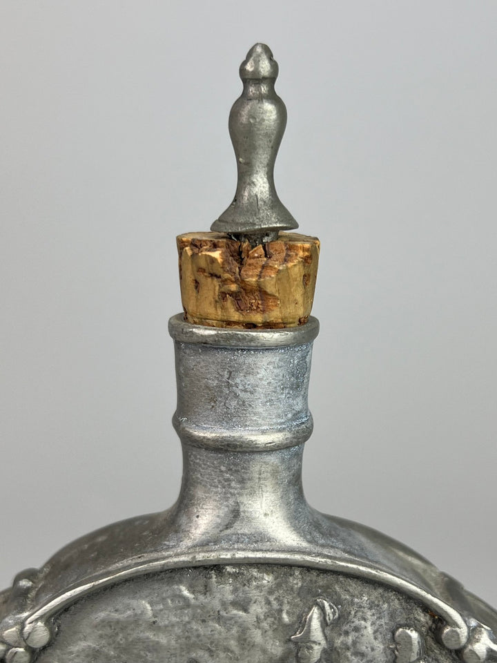 Fiaschetta in peltro decorato – Scena contadina