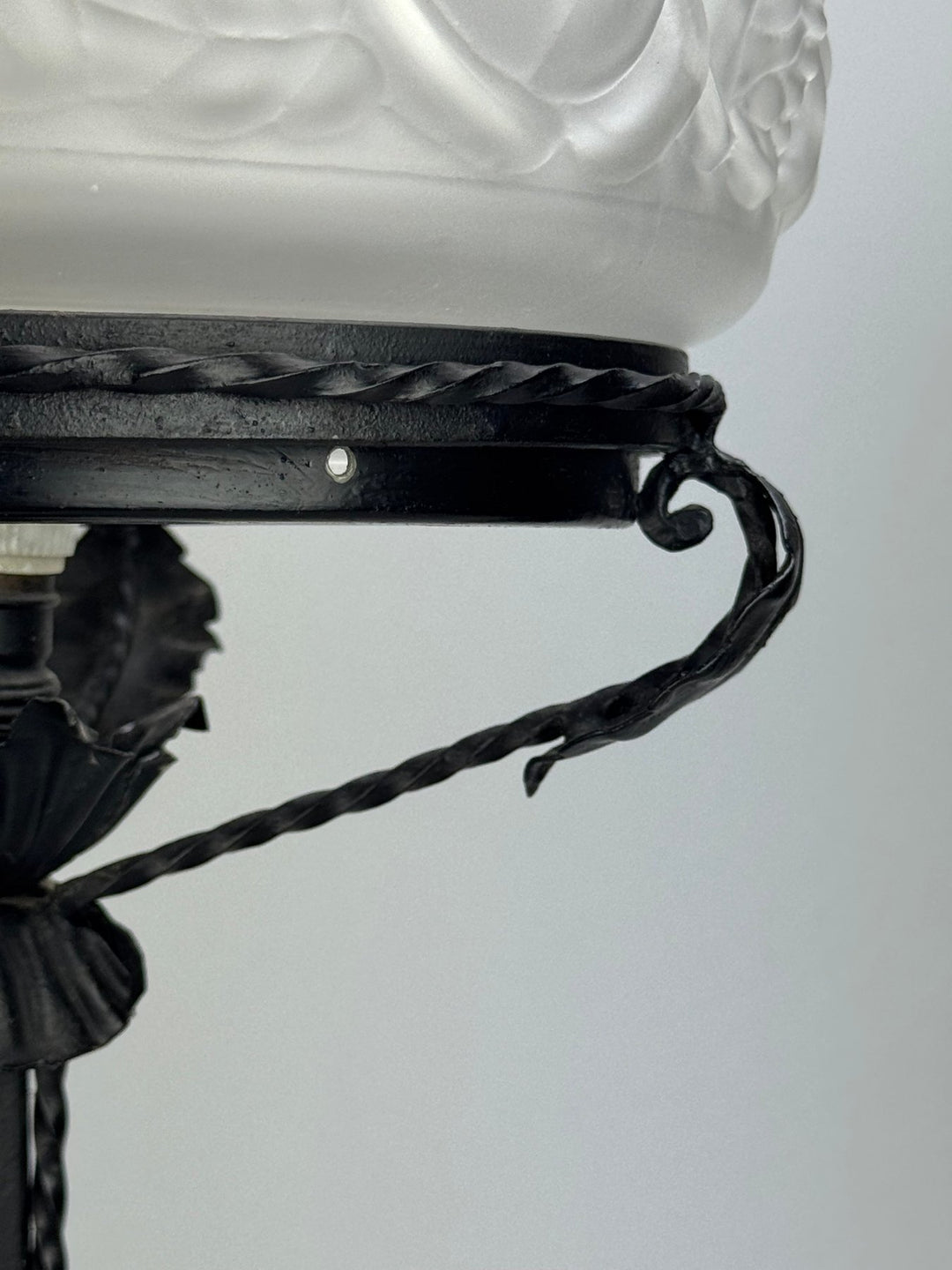 Lampada da tavolo Art Décò in metallo con paralume in vetro satinato modellato