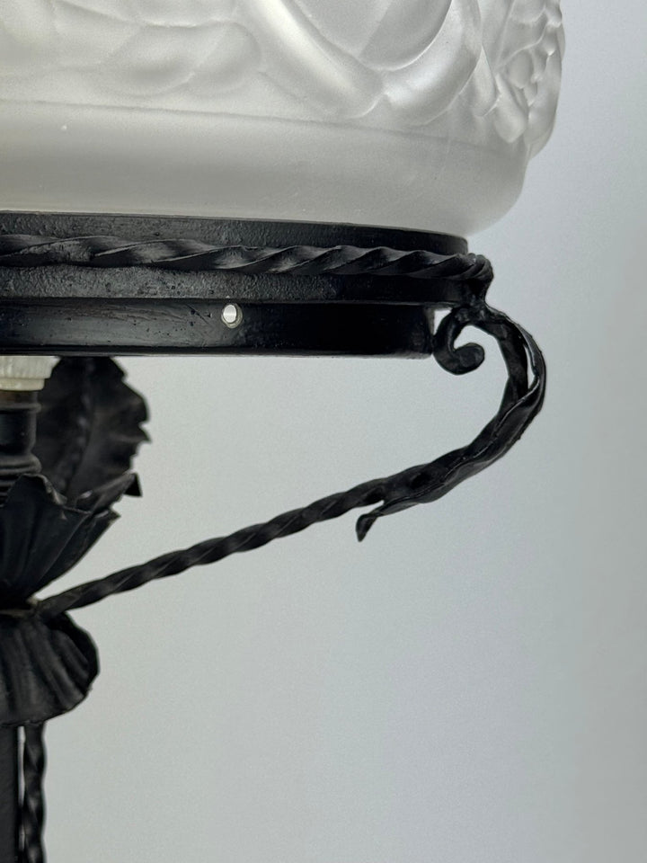 Lampada da tavolo Art Décò in metallo con paralume in vetro satinato modellato