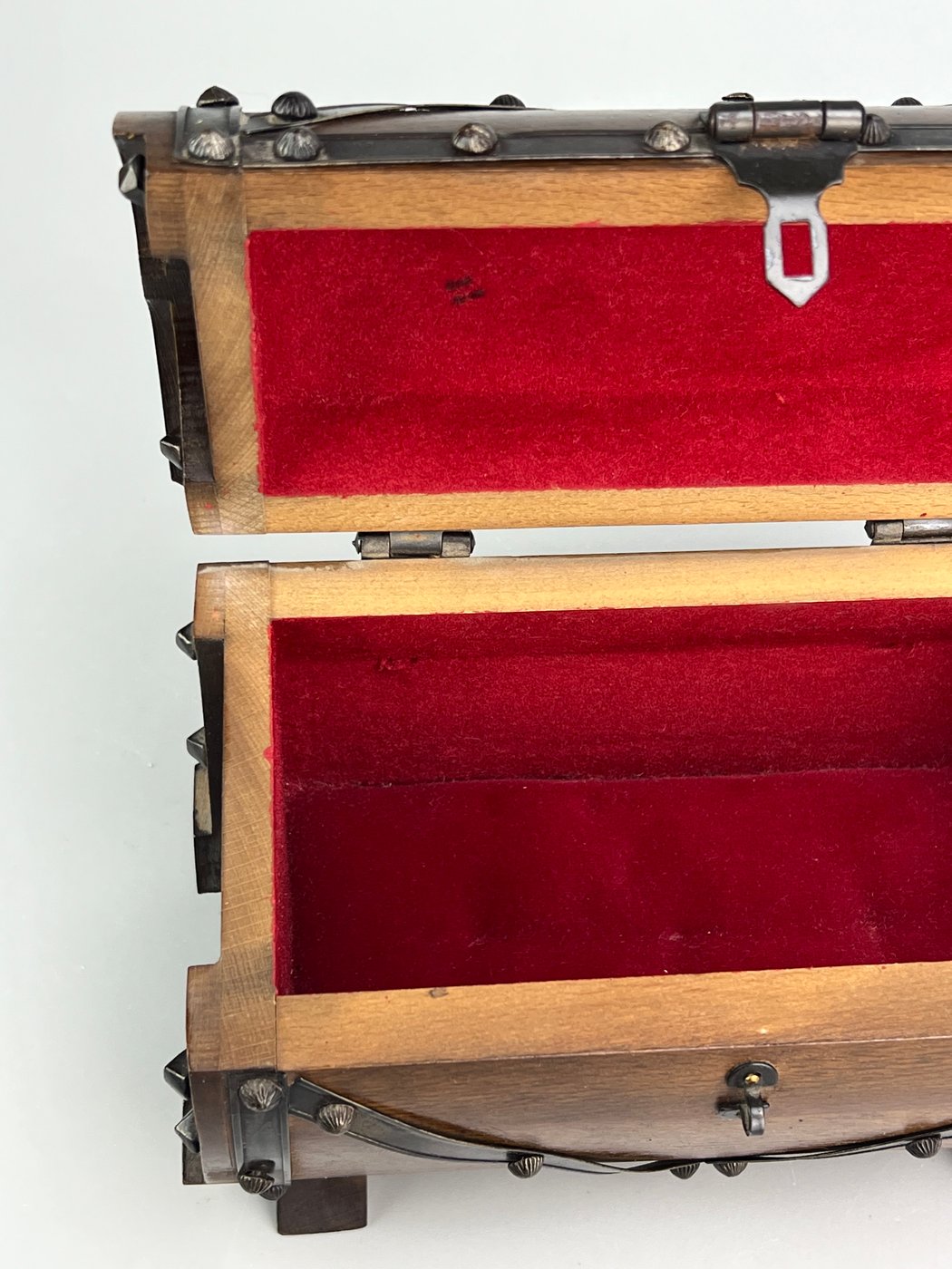 Bauletto vintage in legno e metallo con interno in velluto rosso