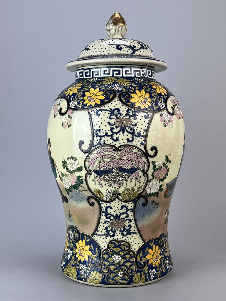 Potiche in ceramica cinese con geisha decoro floreale