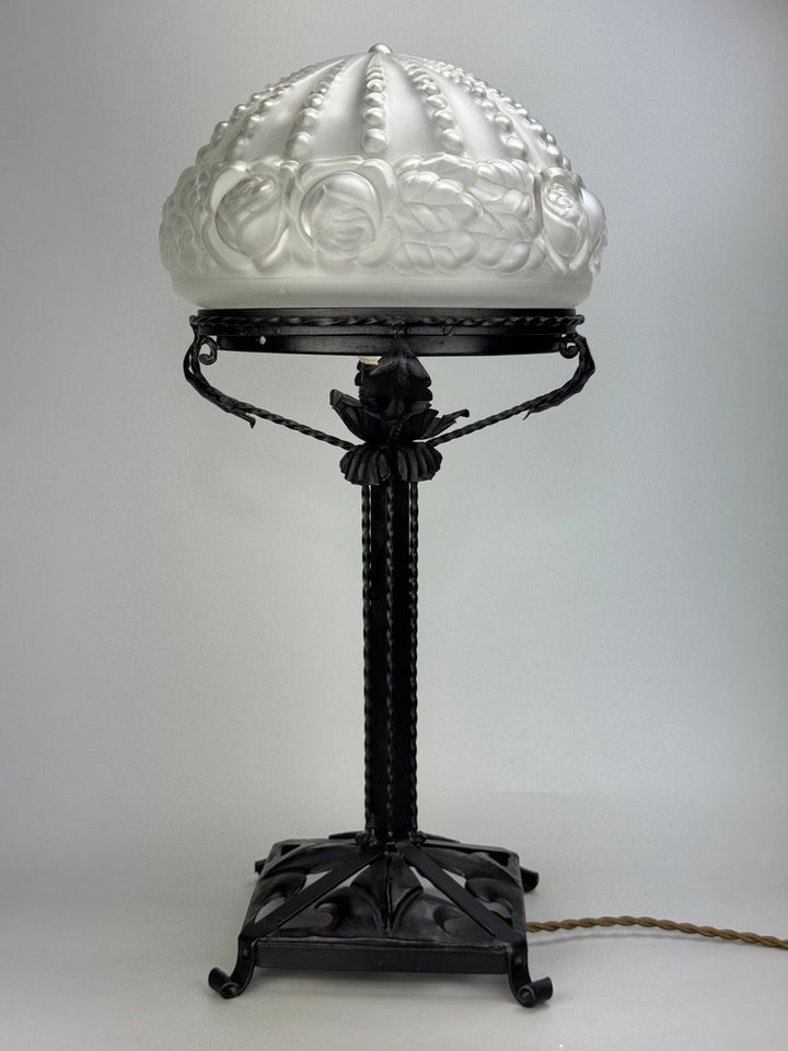 Lampada da tavolo Art Décò in metallo con paralume in vetro satinato modellato