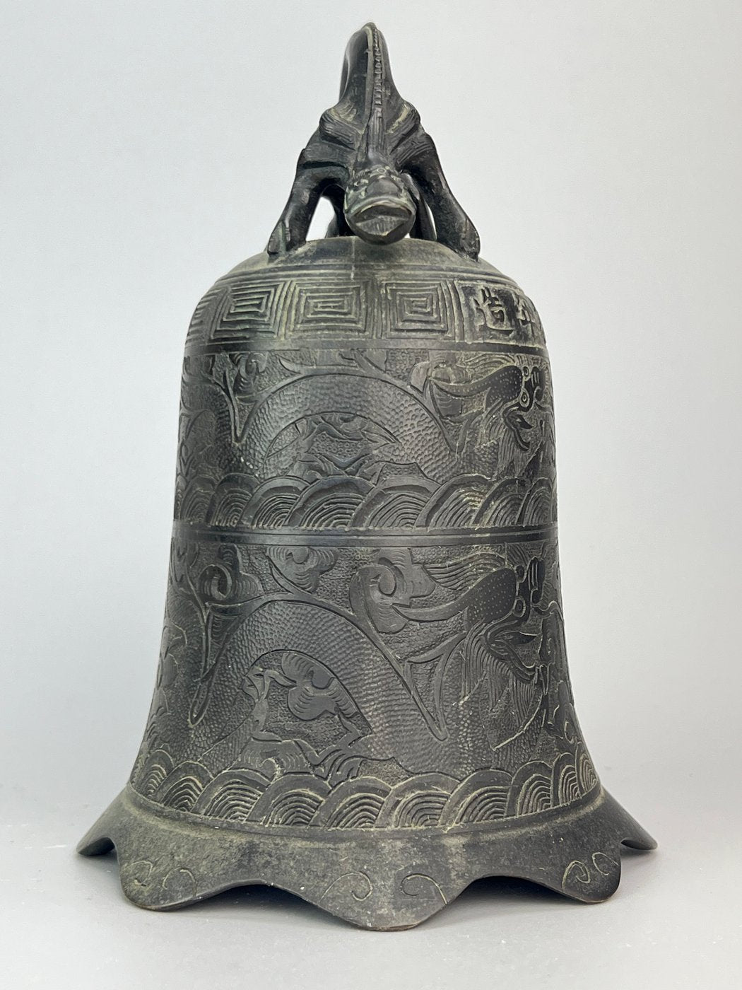 Campana cinese in bronzo con iscrizioni e decori a rilievo XX secolo