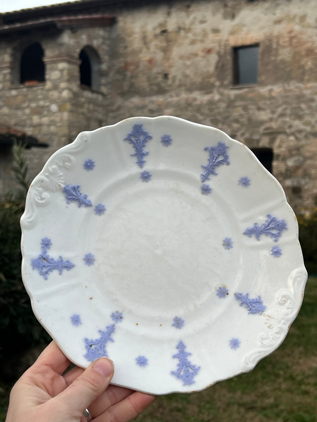 Delizioso Piatto in porcellana inglese della Chelsea Ware, caratterizzato da un delicato motivo in rilievo di colore viola lavanda. Il bordo ondulato e i dettagli conferiscono un'eleganza senza tempo, rendendolo un perfetto complemento d'arredo per ambienti classici.

Misure 22,5x21,5 cm&nbsp;