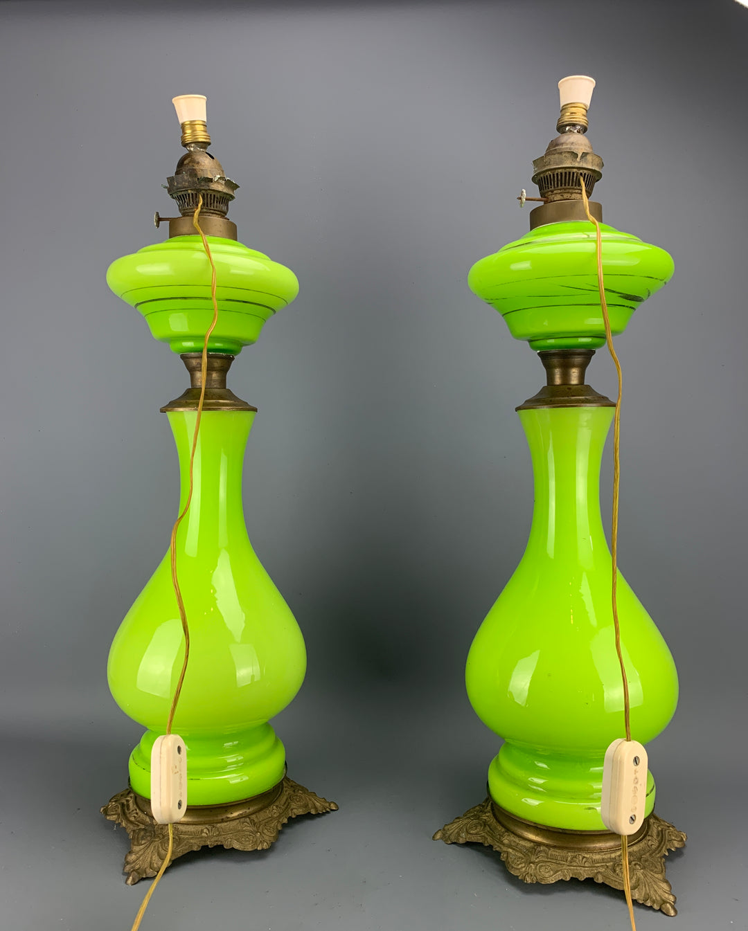 Coppia lampade ad olio vetro opalino verde