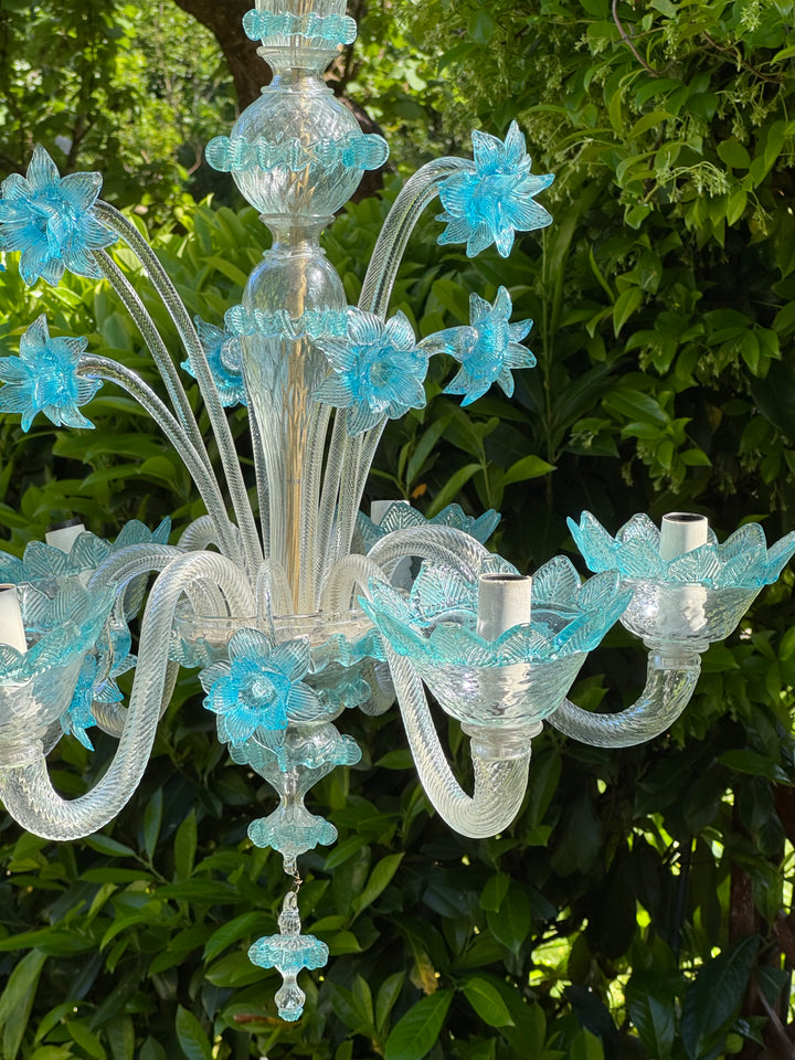 Lampadario vintage in vetro di Murano trasparente con fiori acquamarina e sei luci.