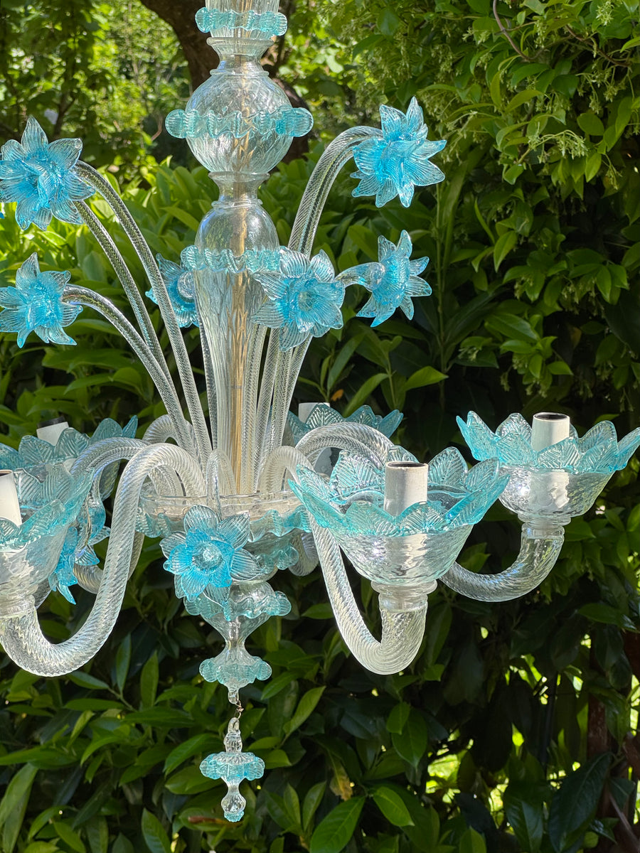 Lampadario vintage in vetro di Murano trasparente con fiori acquamarina e sei luci.