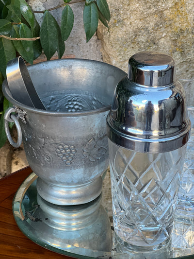 Shaker in vetro e metallo vintage con decoro romboidale. Misure: diametro base 7 cm; altezza 20 cm