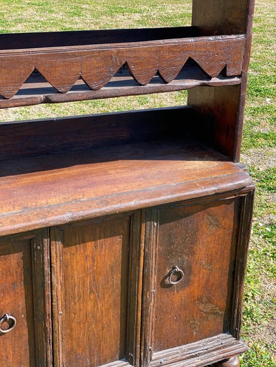 Credenza con piattaia arte povera