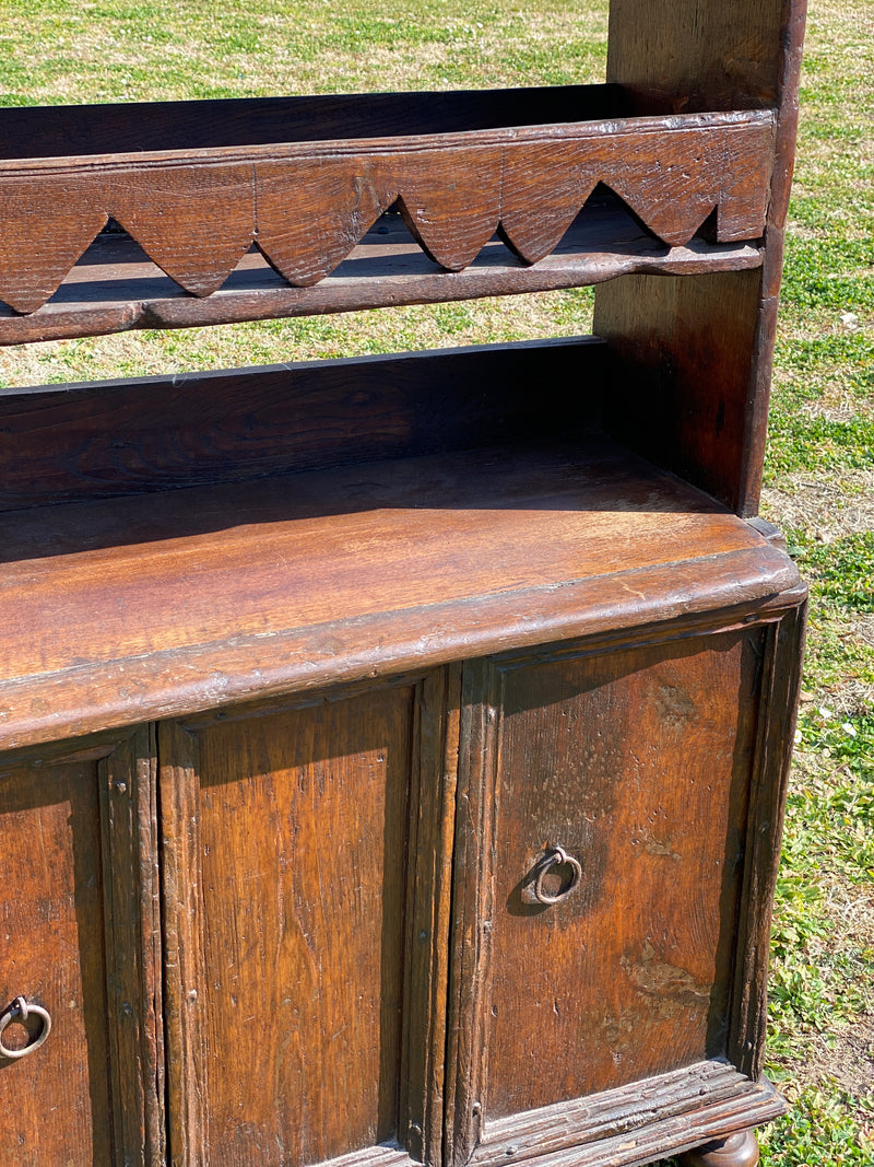Credenza con piattaia arte povera