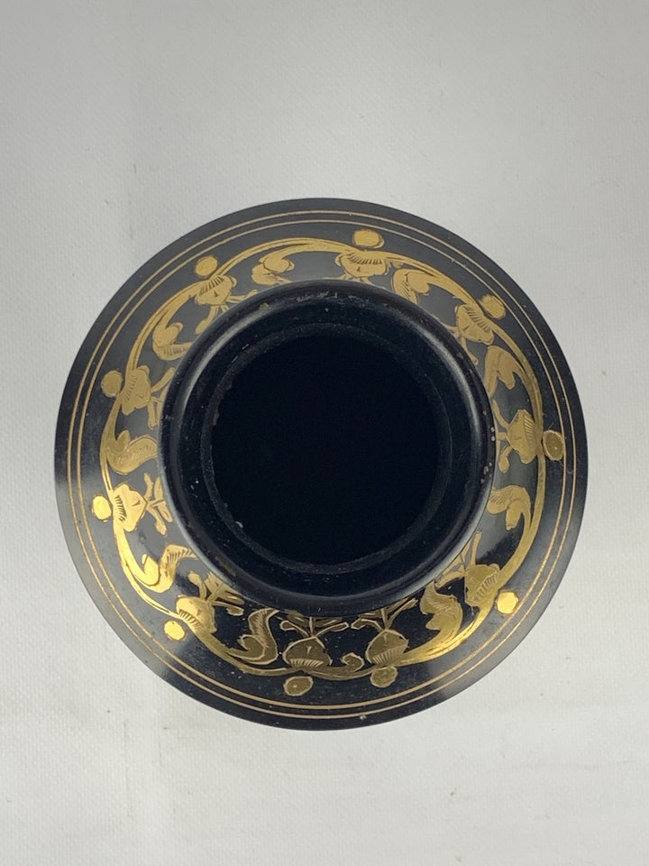 Vaso in metallo nero decoro oro