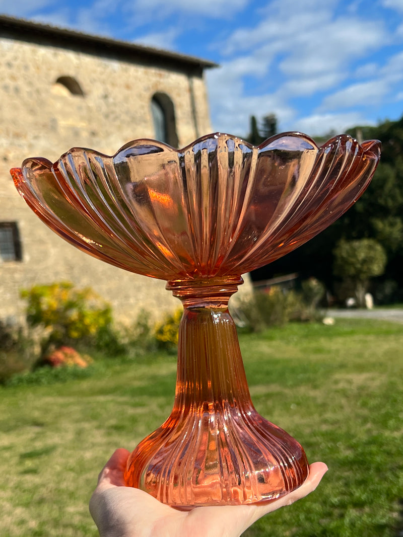 Alzatina da dolce francese in vetro rosa pressato.  Misure: Diametro 23,5 cm, Altezza 20,5 cm