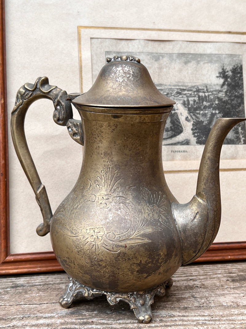 Antica Caffettiera in silverplate con decorazione floreale.